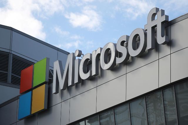 Microsoft seeks to design Surface and AZURE processors with an ARM architecture