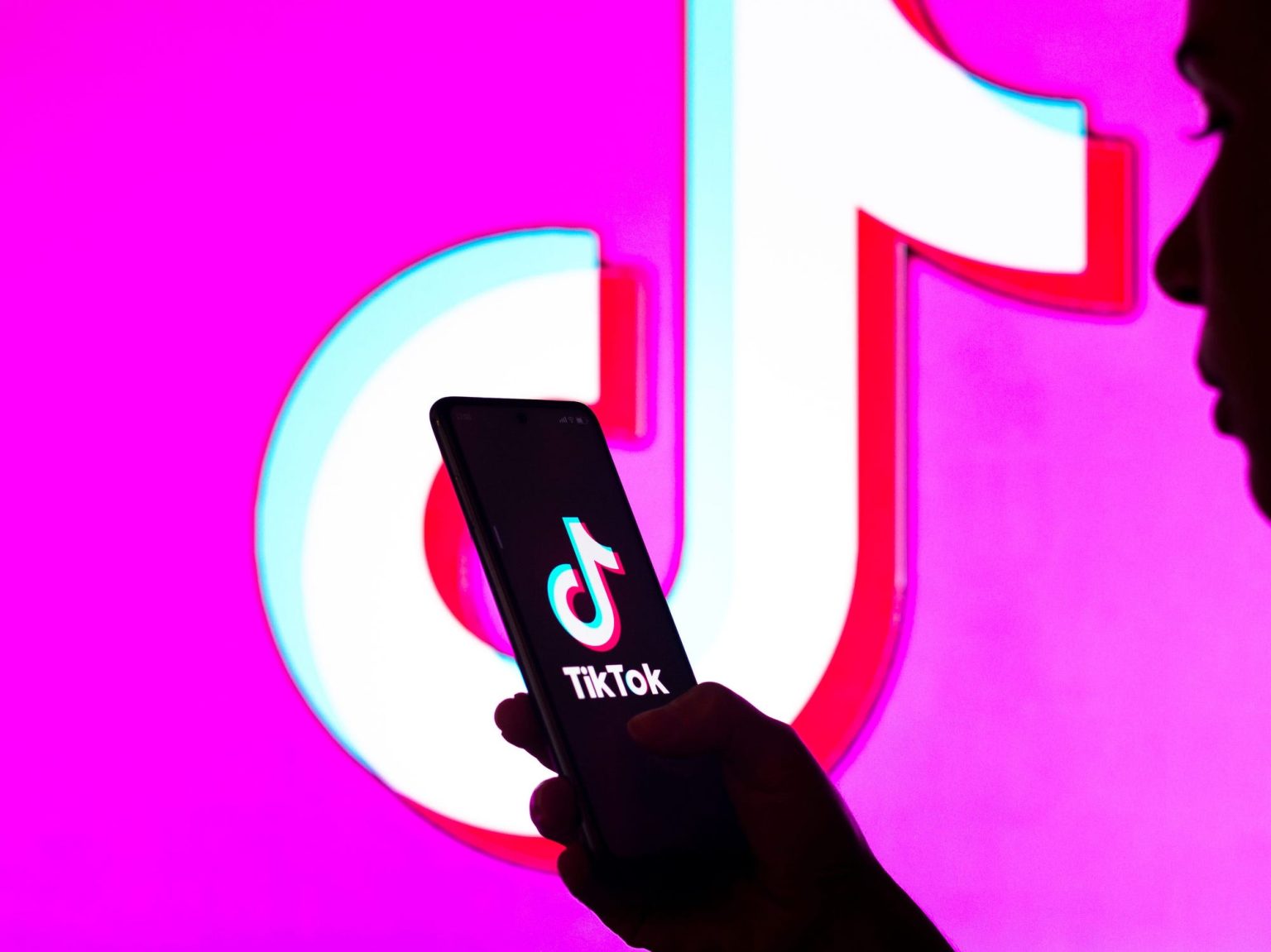 Tik Tok announces the layoffs of dozens of employees 2023 GetintoPC