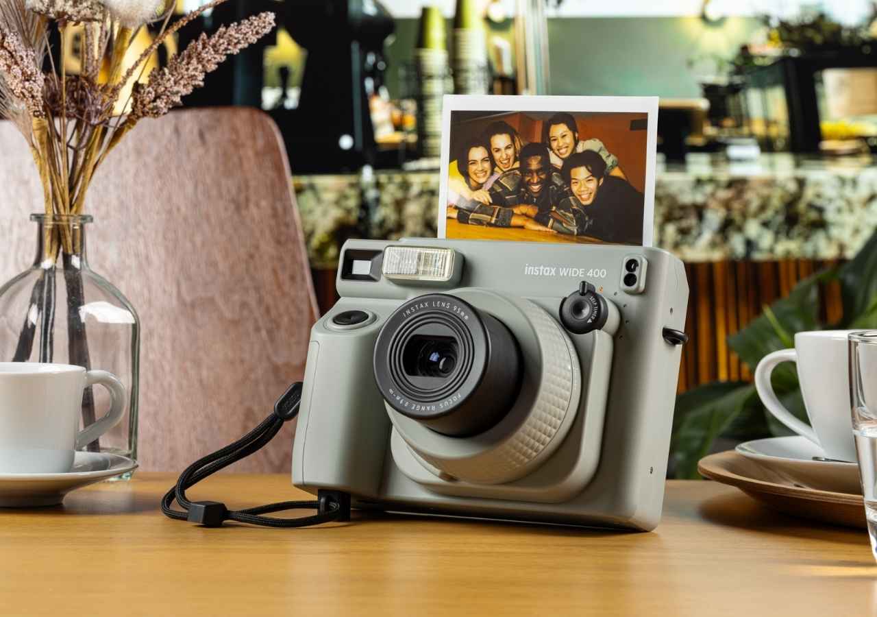 فوجي فيلم تطلق كاميرا Instax WIDE 400 في الشرق الأوسط وشمال أفريقيا