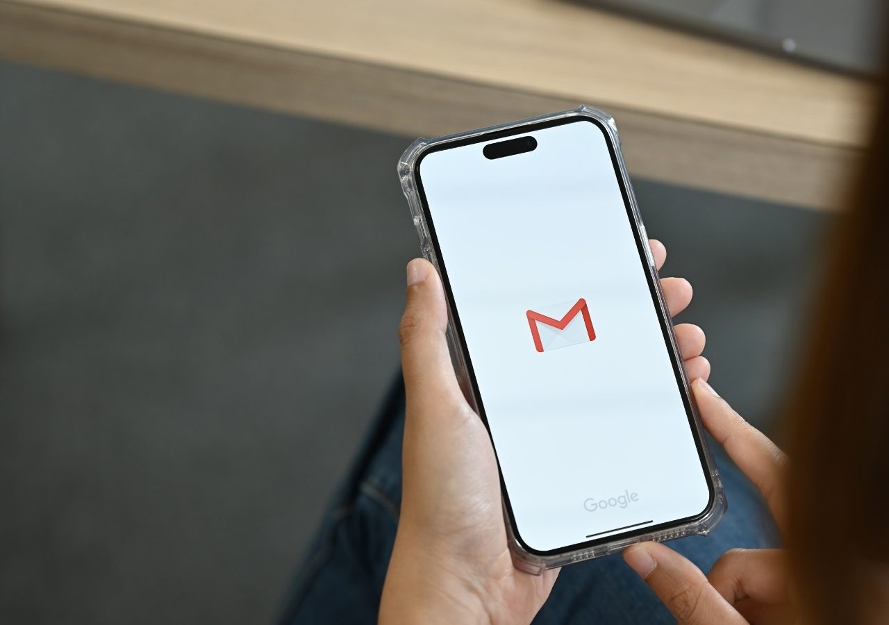 جوجل توسع نطاق البحث الذكي في Gmail ليشمل مستخدمي آيفون